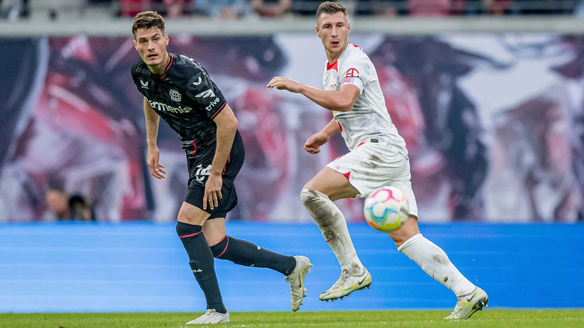 Patrik Schick und Willi Orban im Duell.