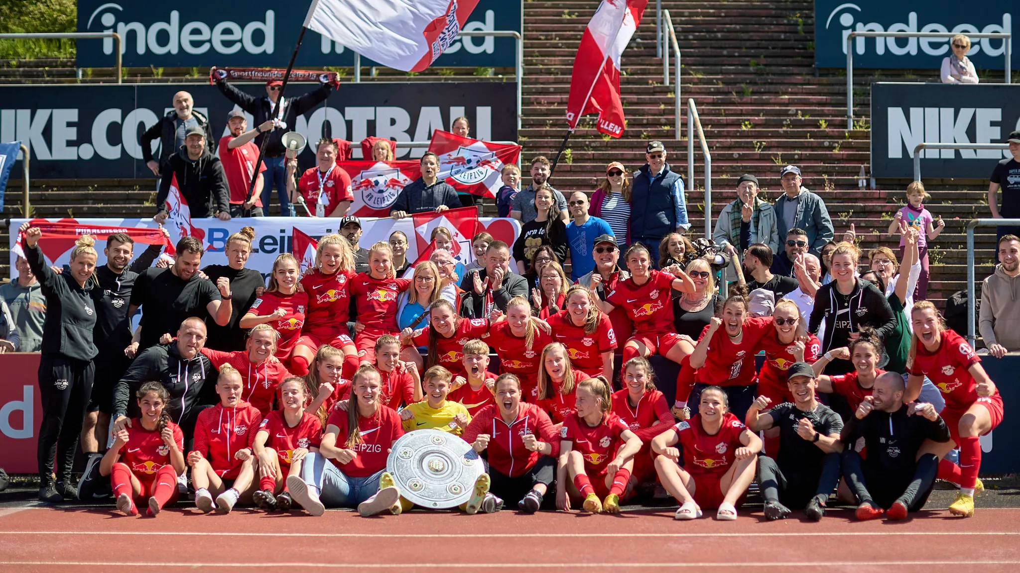 Die Frauen von RB Leipzig stehen als Meister der 2. Frauen-Bundesliga fest.