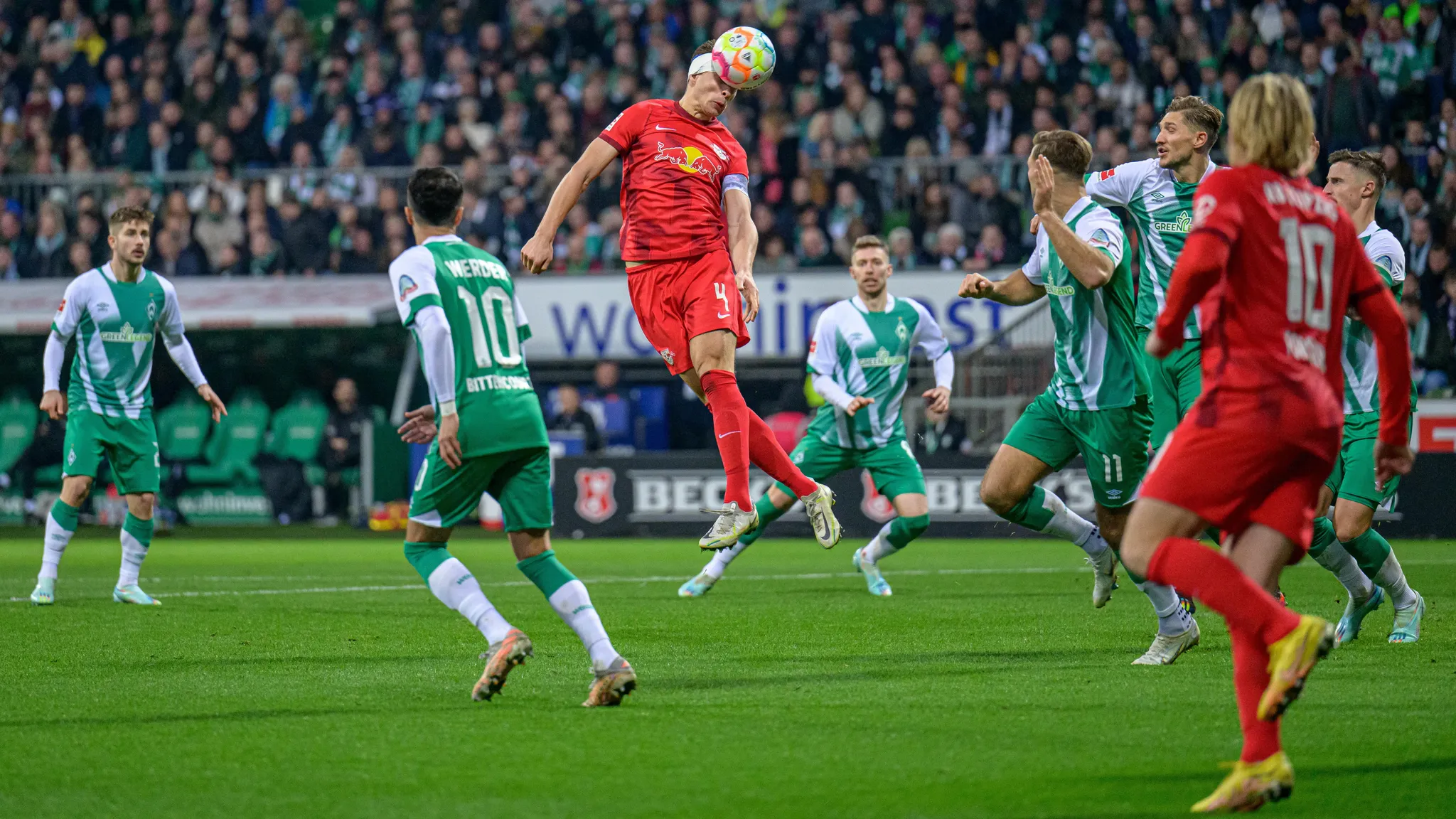 Willi Orban von RB Leipzig beim Kopfball gegen Werder Bremen.