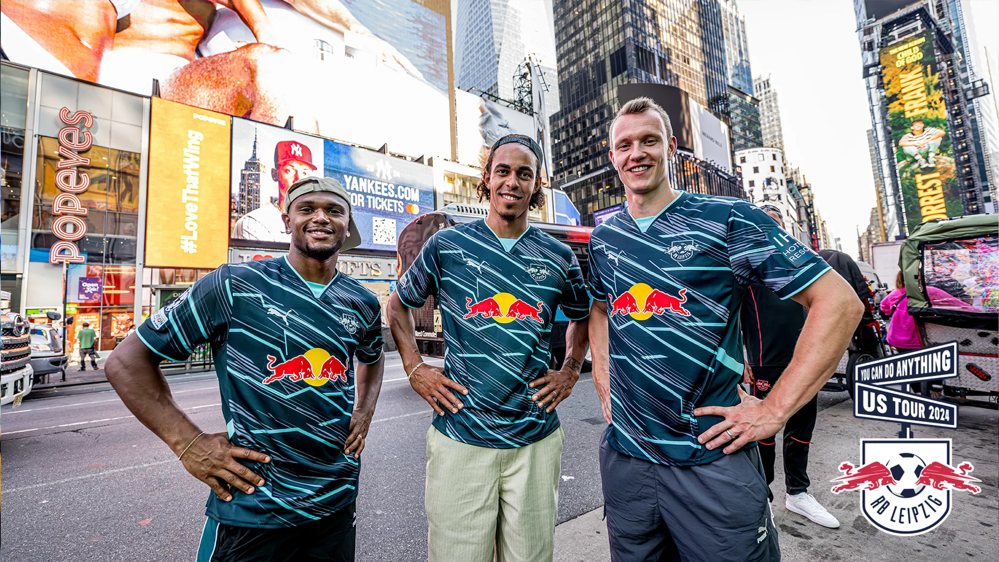 Lois Openda, Yussuf Poulsen und Lukas Klostermann auf dem Times Square in New York.