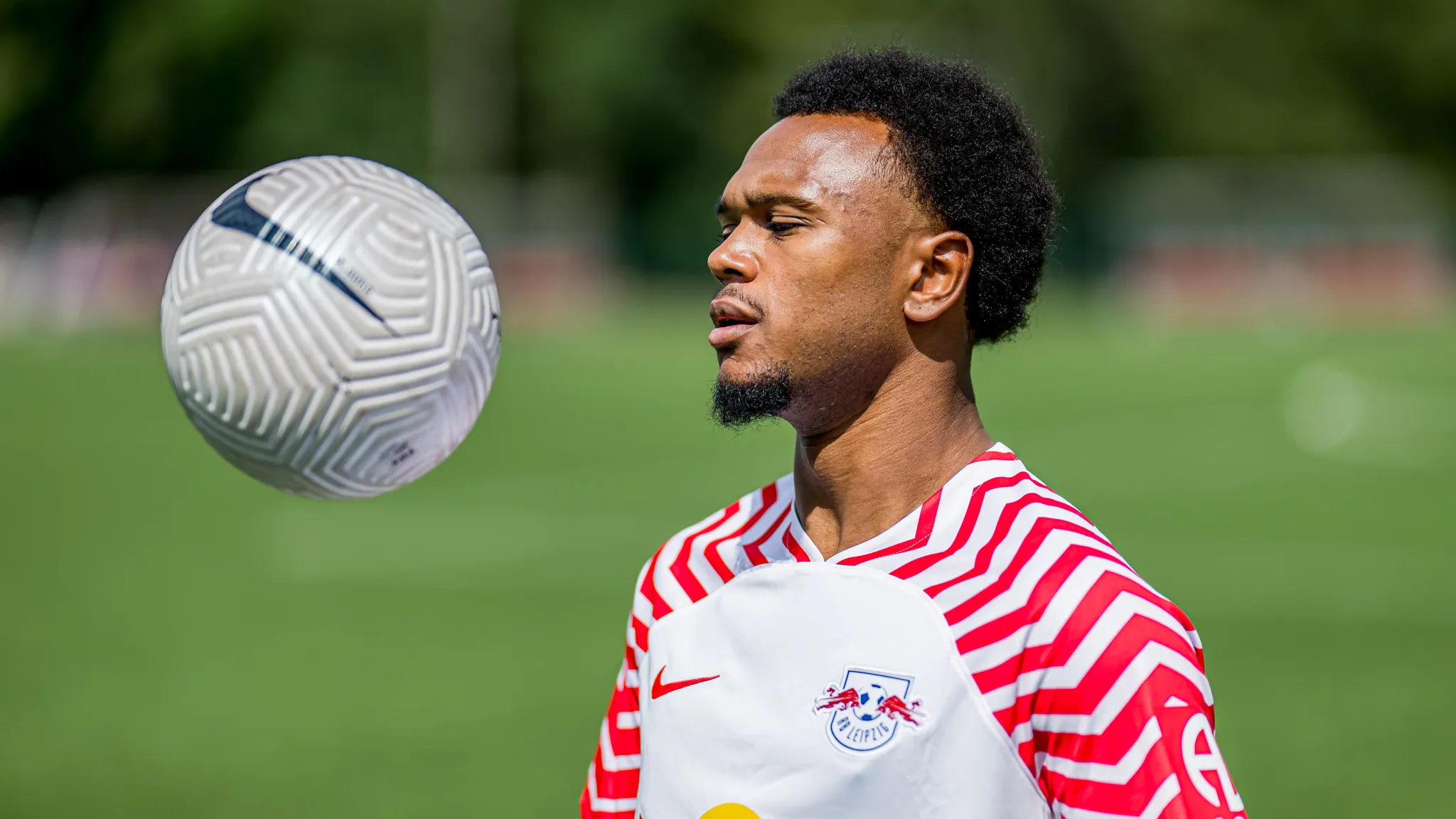 Lois Openda im Trainingszentrum von RB Leipzig mit dem Ball.