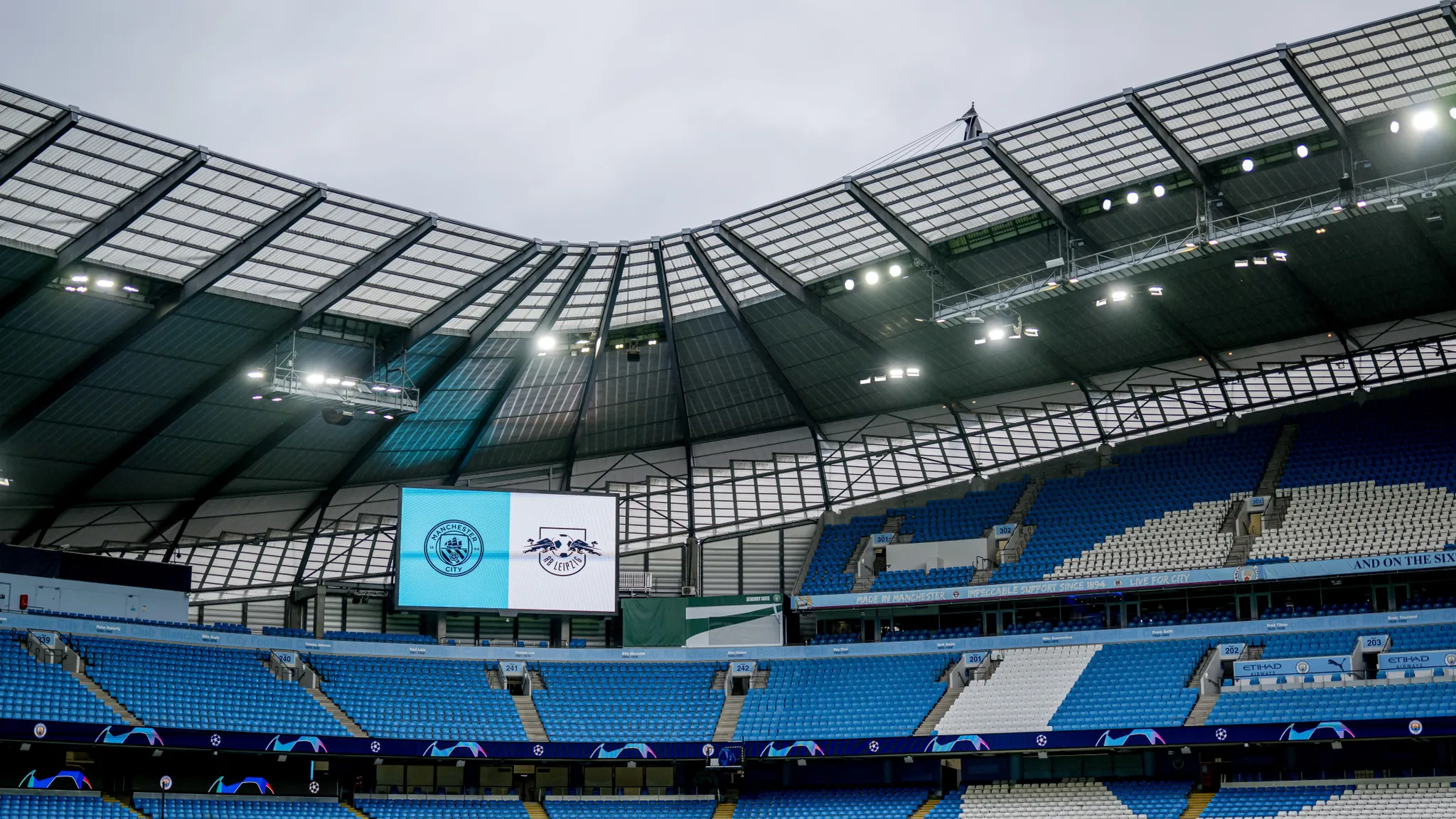 Das City of Manchester Stadium hat ein Fassungsvermögen von 55.097 Zuschauern.