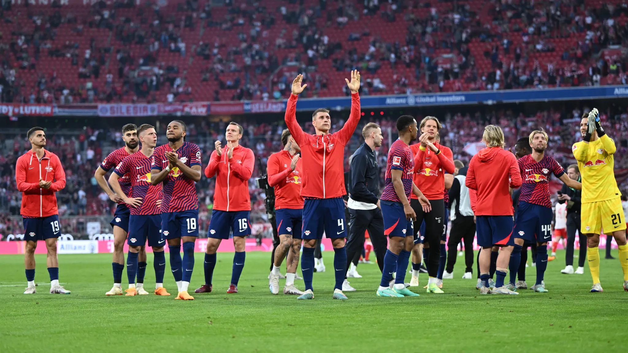 Die Leipziger Mannschaft bedankt sich nach dem 3:1-Sieg in München bei den mitgereisten Fans und feiert.