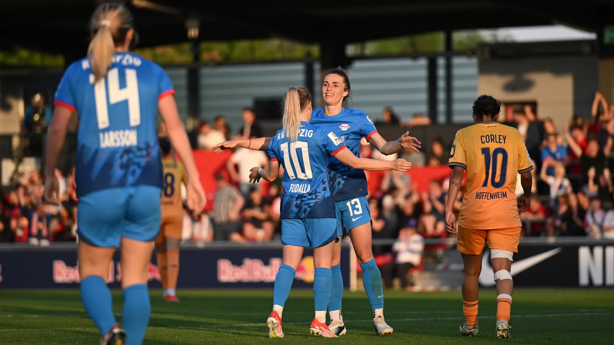 Torschützinnen unter sich: Sandra Starke und Vanessa Fudalla feiern das 2:0.