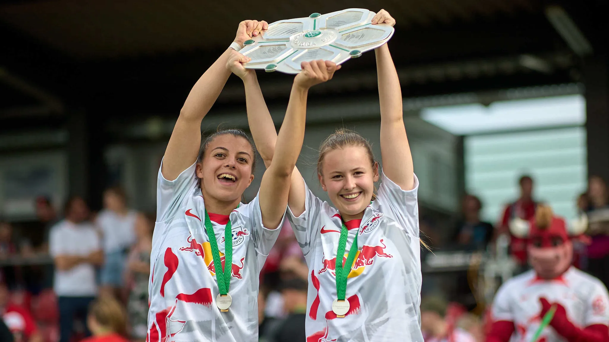 Korina Janez und Vanessa Fudalla mit der Meisterschale nach dem Aufstieg in die Google Pixel Frauen-Bundesliga.