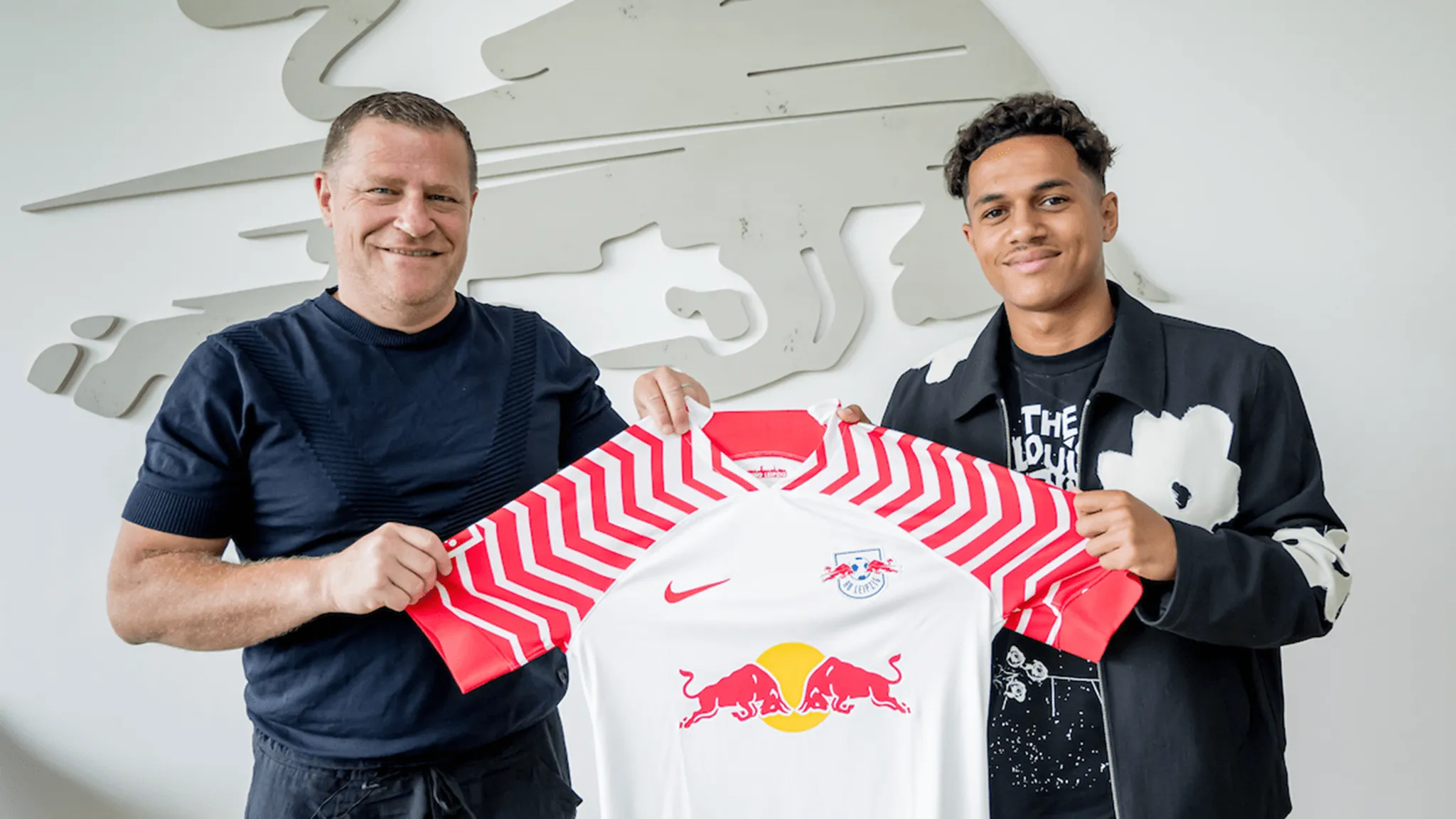 Max Eberl und Fábio Carvalho mit dem neuen Heimtrikot von RB Leipzig.