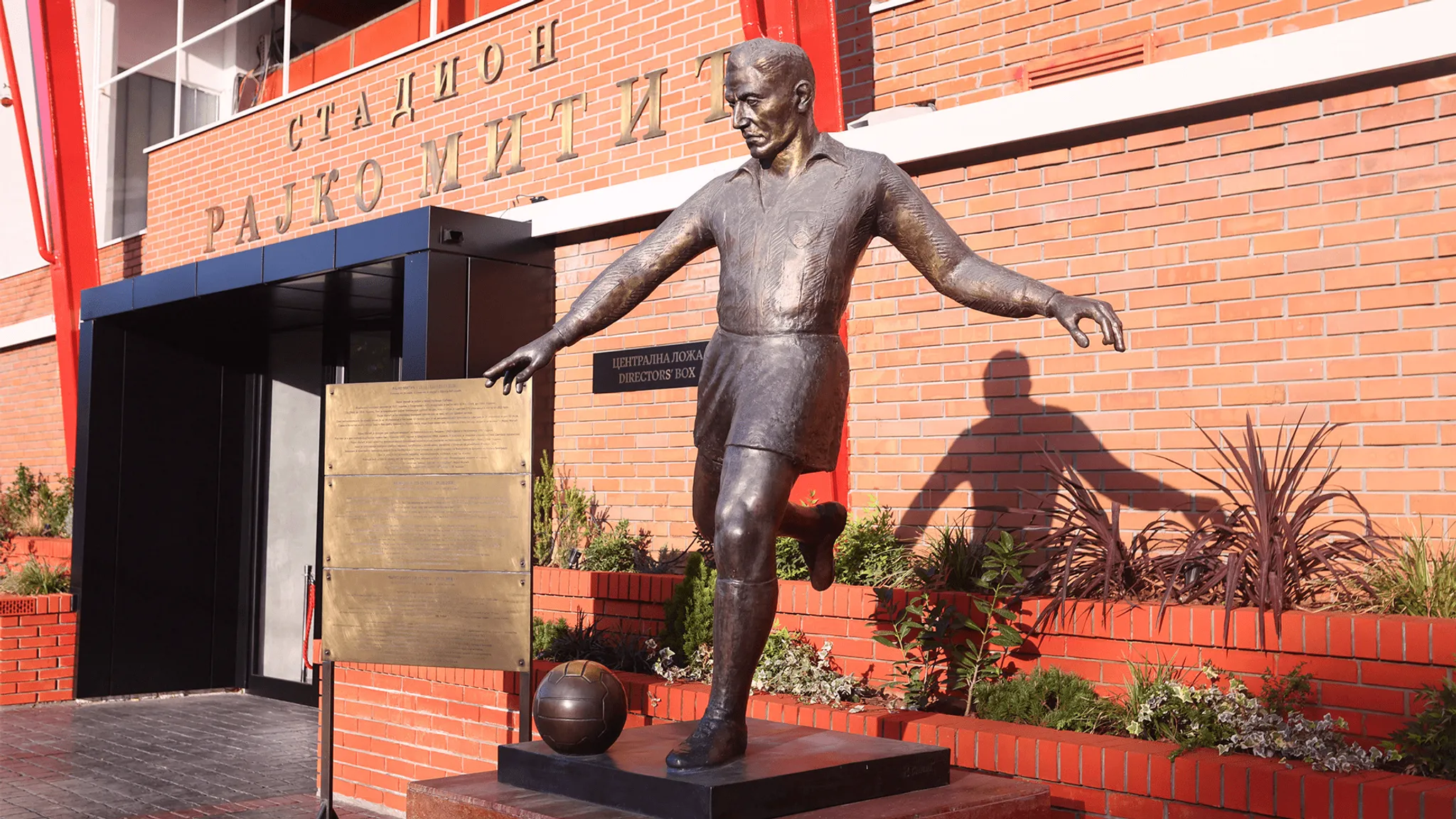 Rajko Mitic ist der Namensgeber des Stadions und eine absolute Klublegende. Vor dem Stadion hat der ehemalige Spieler eine Statue erhalten.