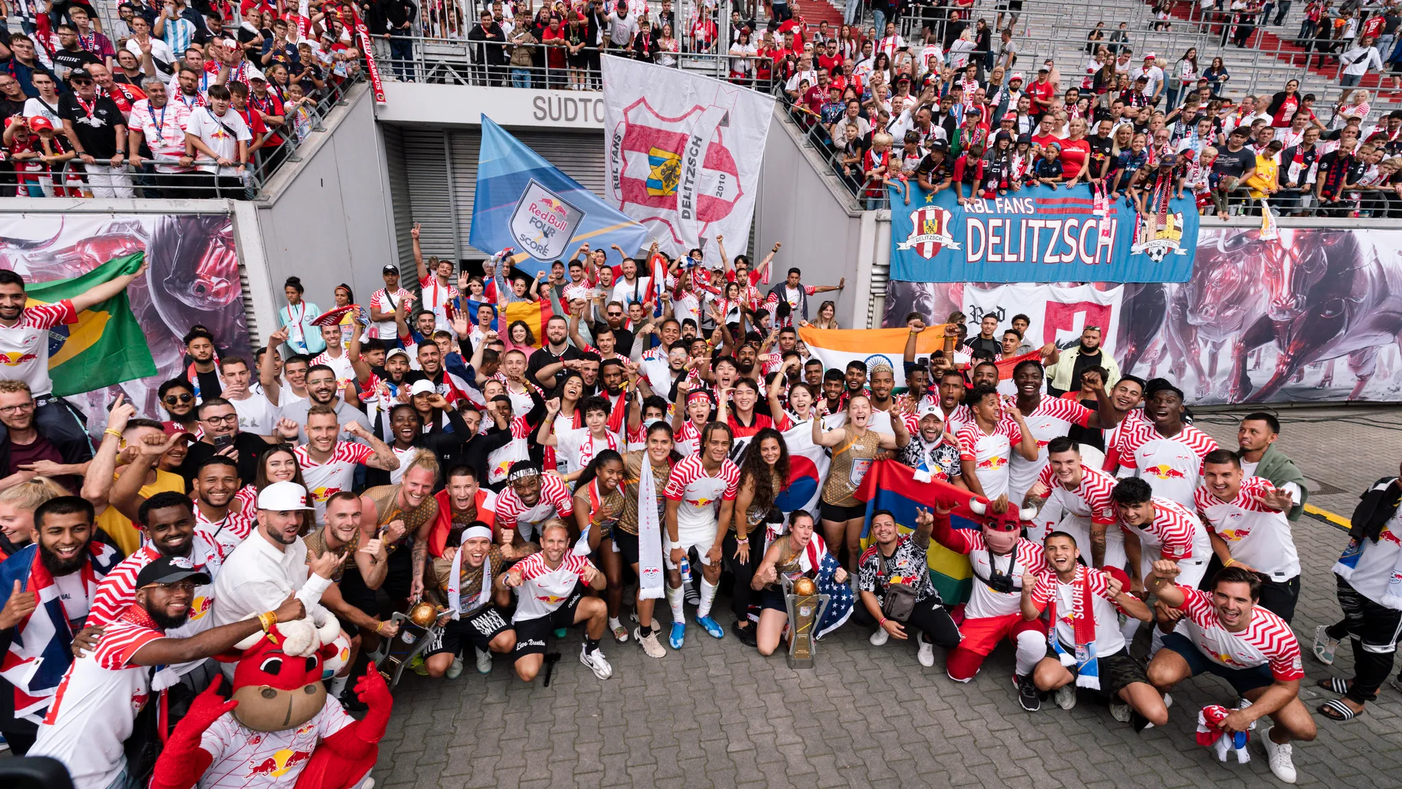 Alle Teilnehmer des Four 2 Score Turniers vor der Red Bull Arena auf der Festwiese.