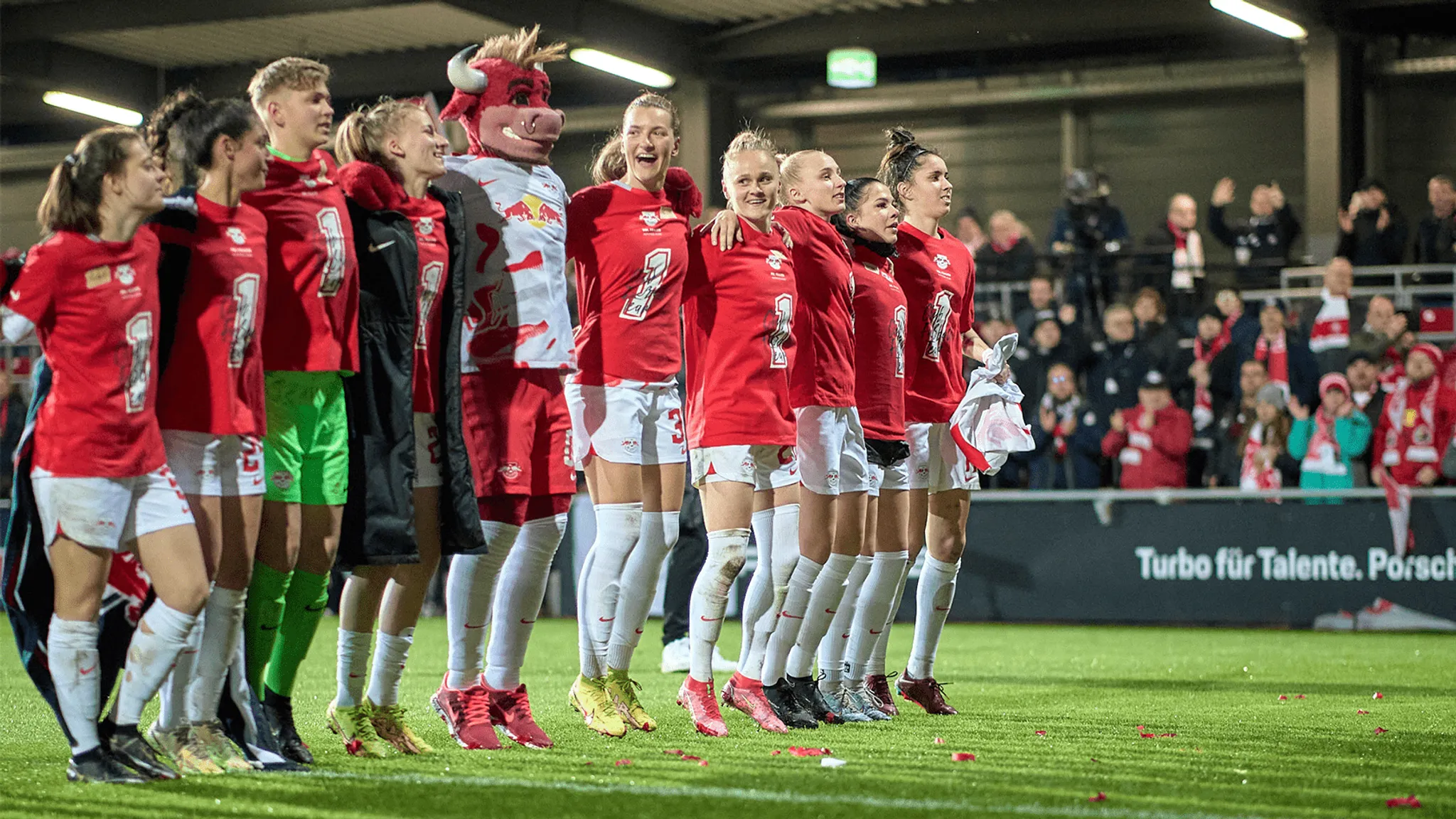 Die RBL-Frauen feiern den Aufstieg in die Frauen-Bundesliga.