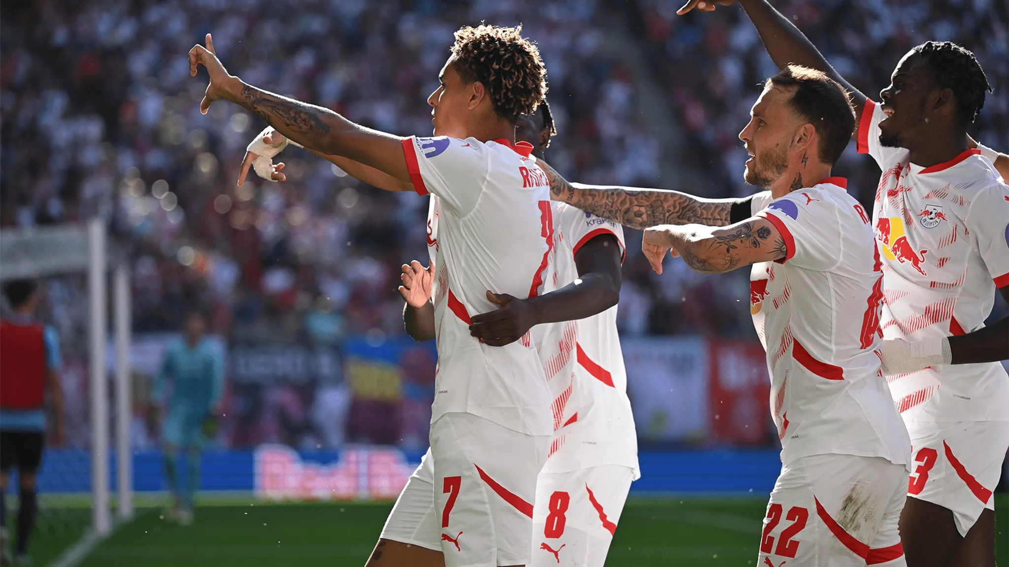 David Raum und Xavi freuen sich mit Antonio Nusa über das Führungstor für RB Leipzig.