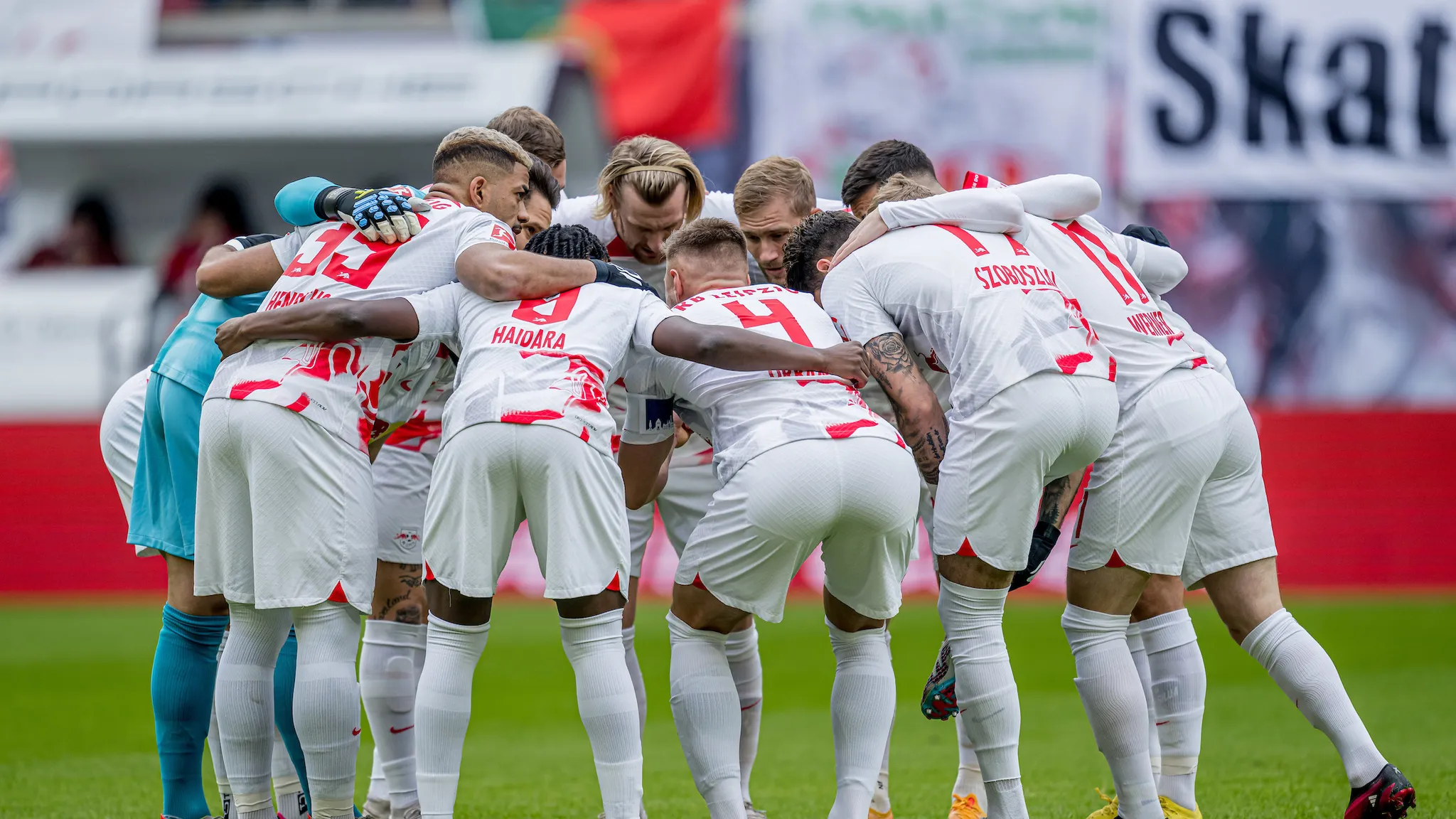 RB Leipzig players in a huddle before kick off.
