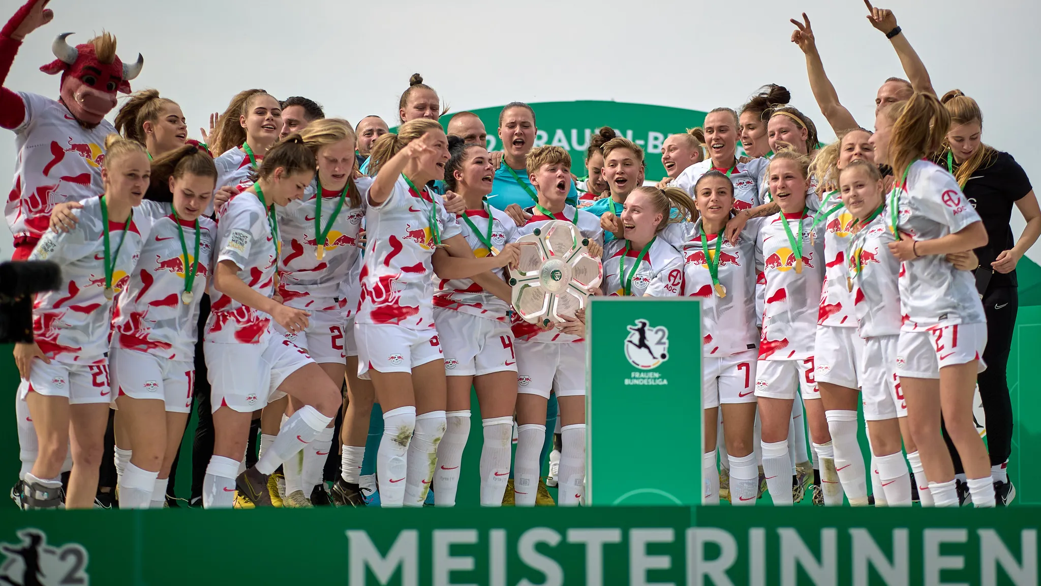 Die Frauen von RB Leipzig steigen als Meister in die FLYERALARM Frauen-Bundesliga auf.