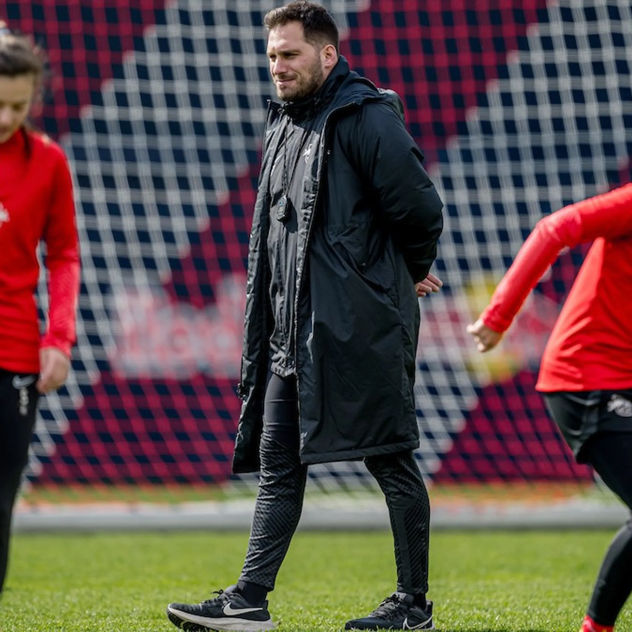 Saban Uzun, Trainer der Frauen von RB Leipzig, beim Training.