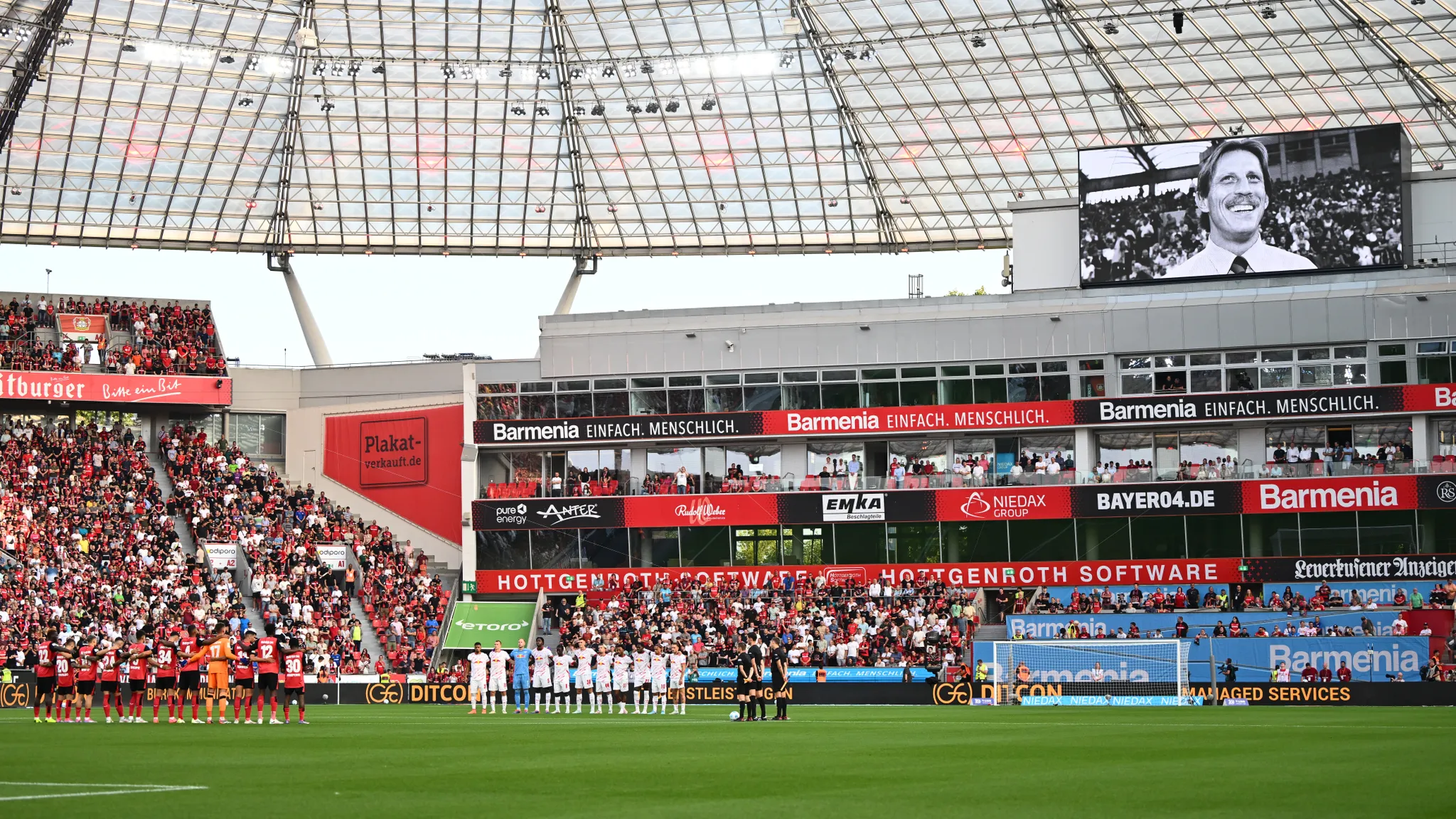 Schweigeminute für Christoph Daum in der BayArena