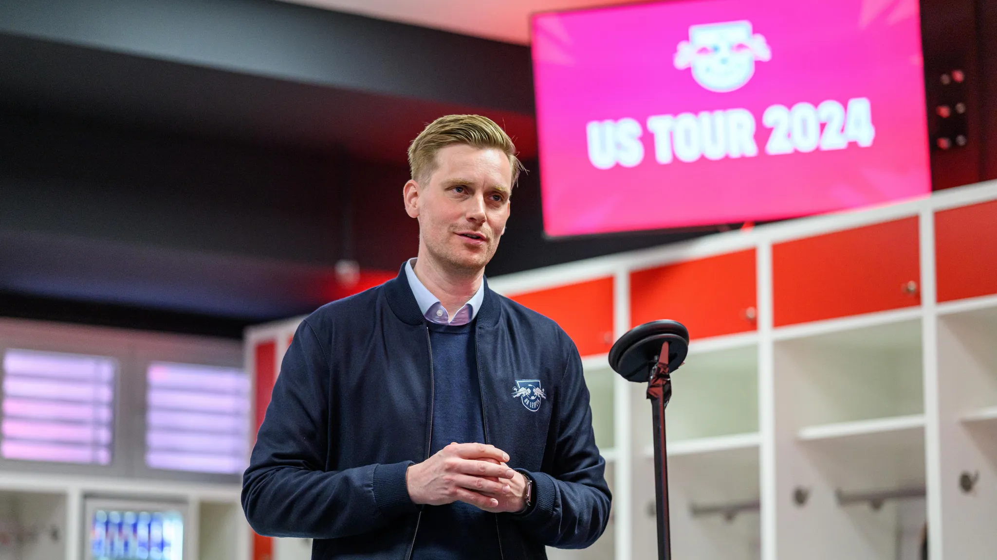 Johann Plenge bei der offiziellen Verkündung der US-Tour in der Red Bull Arena in Leipzig.