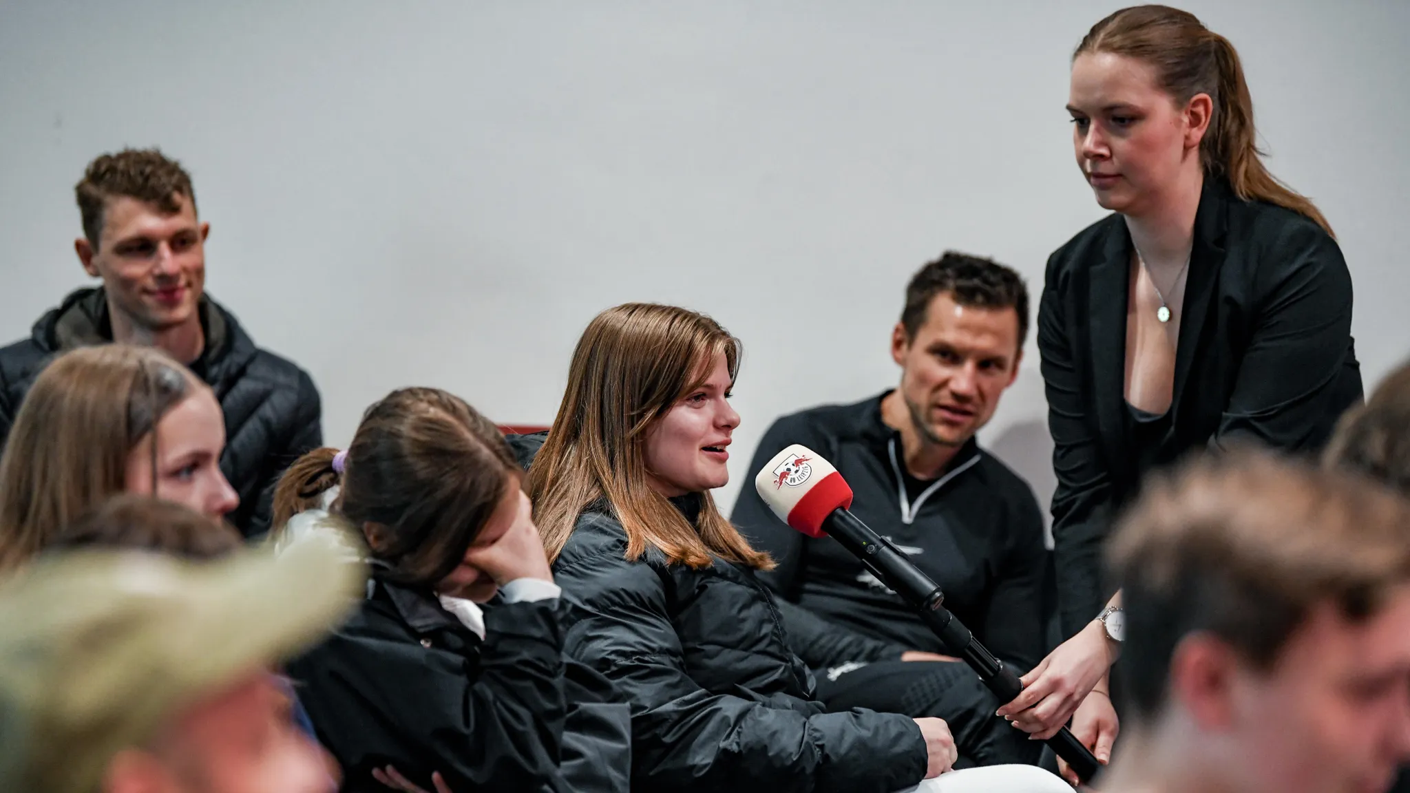 Schülerinnen im Rahmen des Girls' Day bei der Pressekonferenz mit Marco Rose von RB Leipzig.